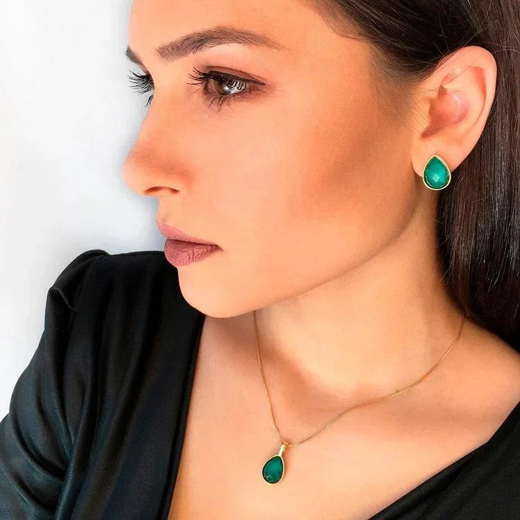 18K gold-plated set of earrings and necklace with a teardrop-shaped emerald gemstones