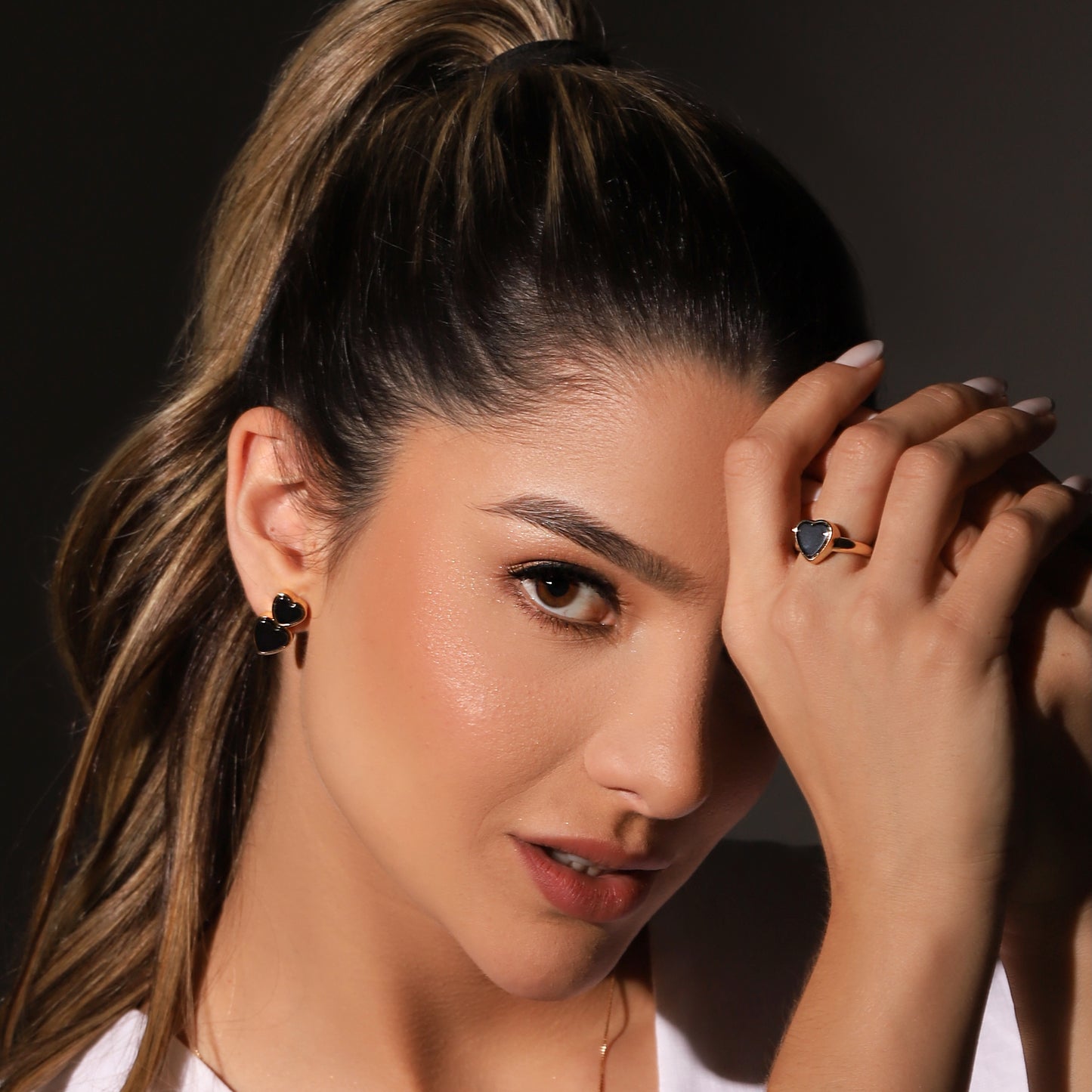 18K gold-plated ring with heart-shaped hematite gemstone