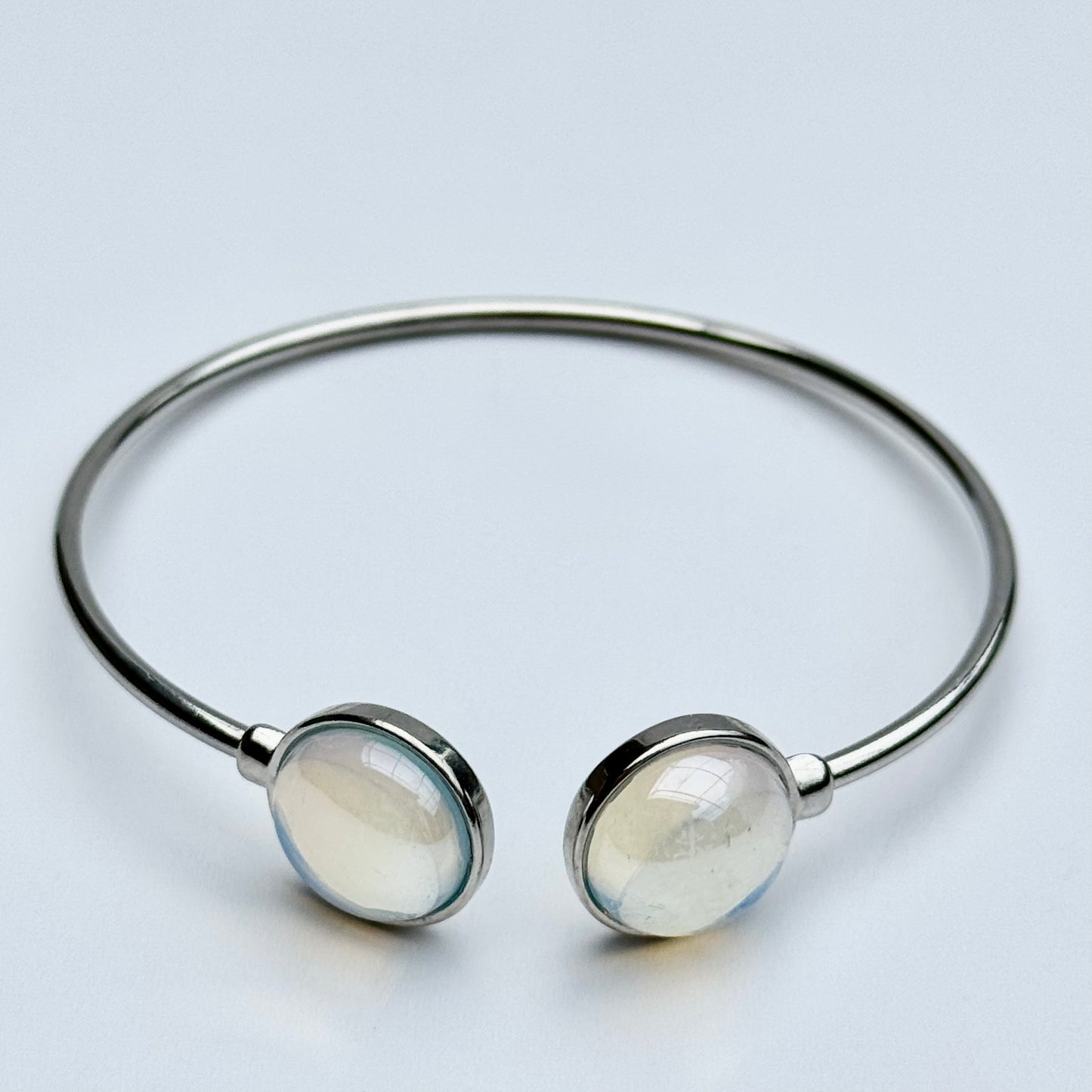 Rhodium-plated bracelet with pearl opaline stone