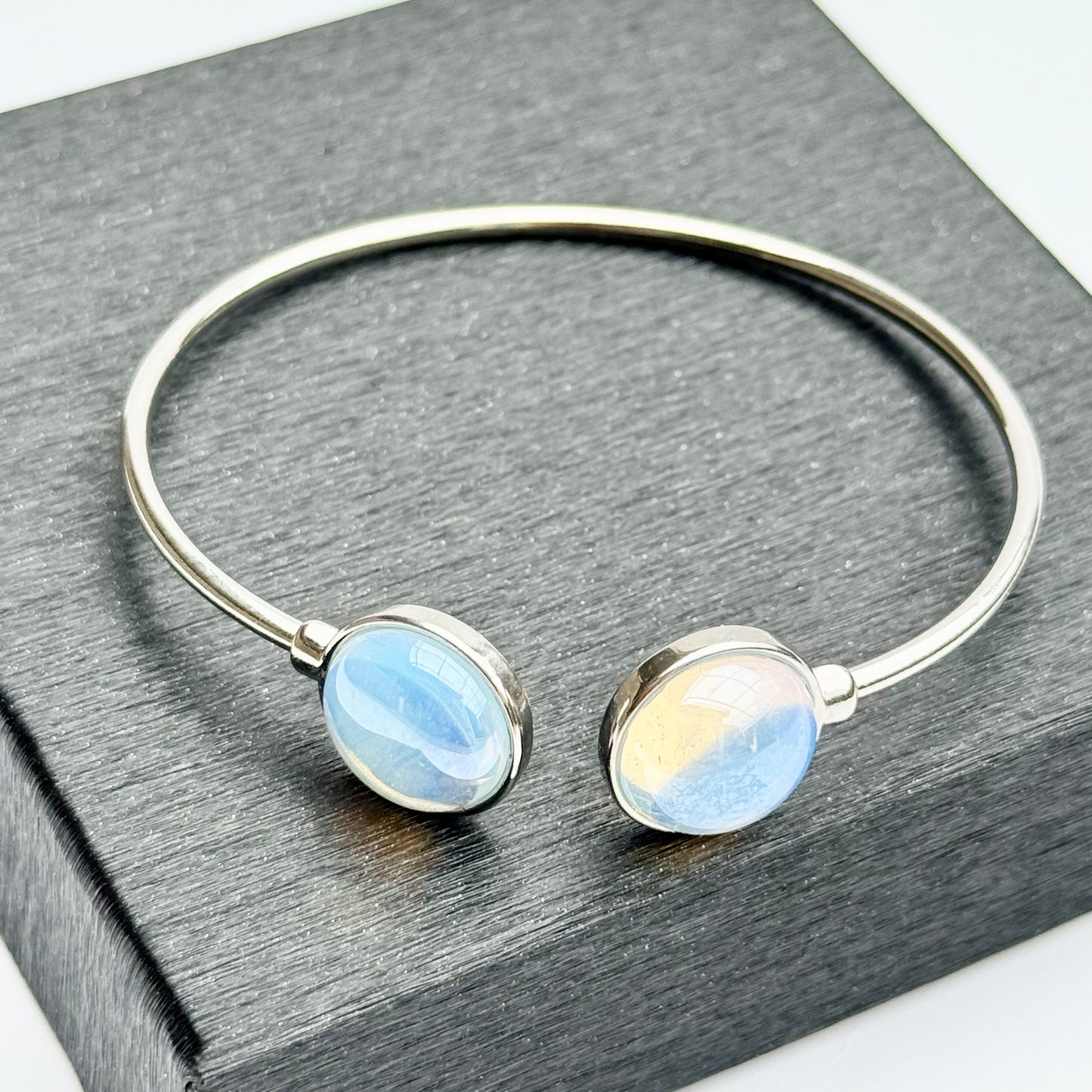 Rhodium-plated bracelet with pearl opaline stone