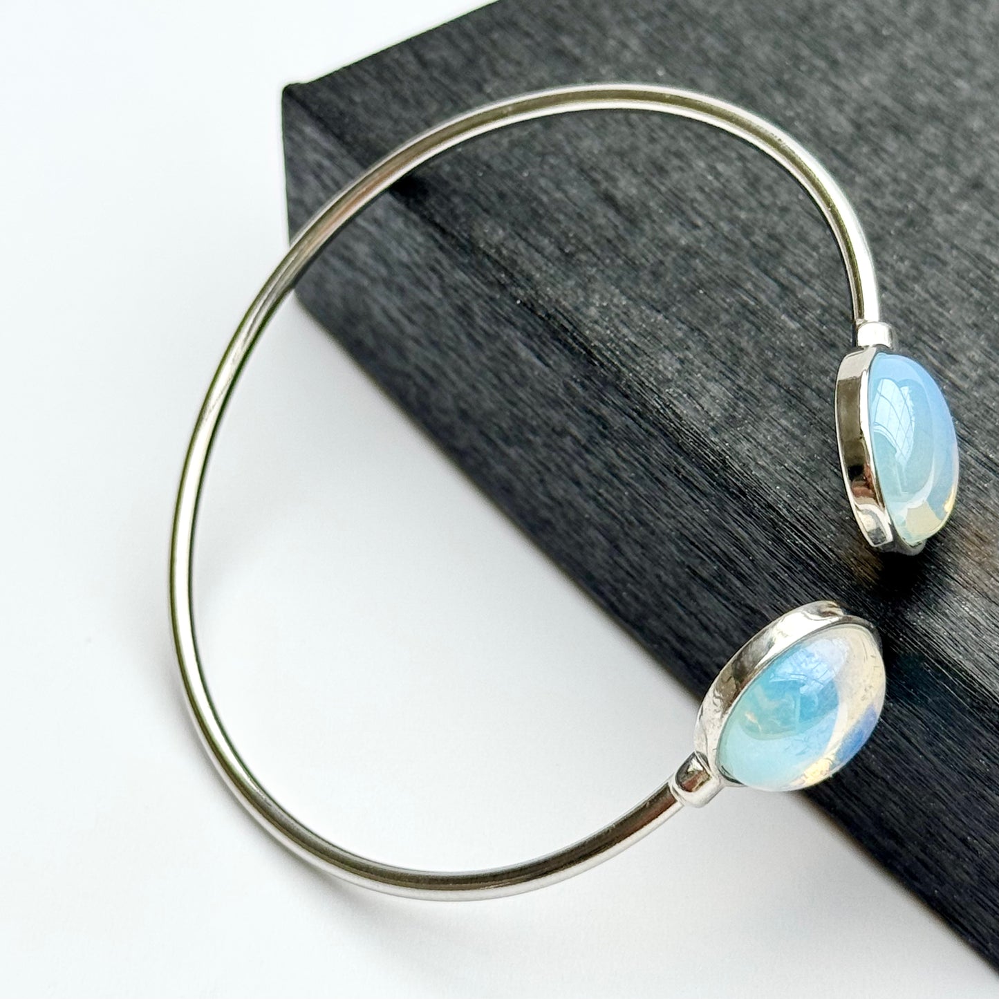 Rhodium-plated bracelet with pearl opaline stone