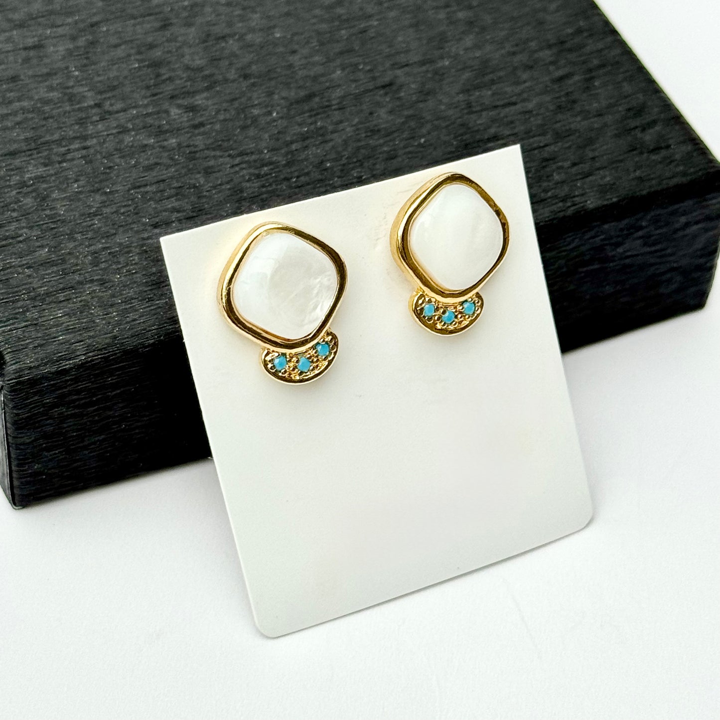 18K gold-plated stud earrings with mother-of-pearl stone
