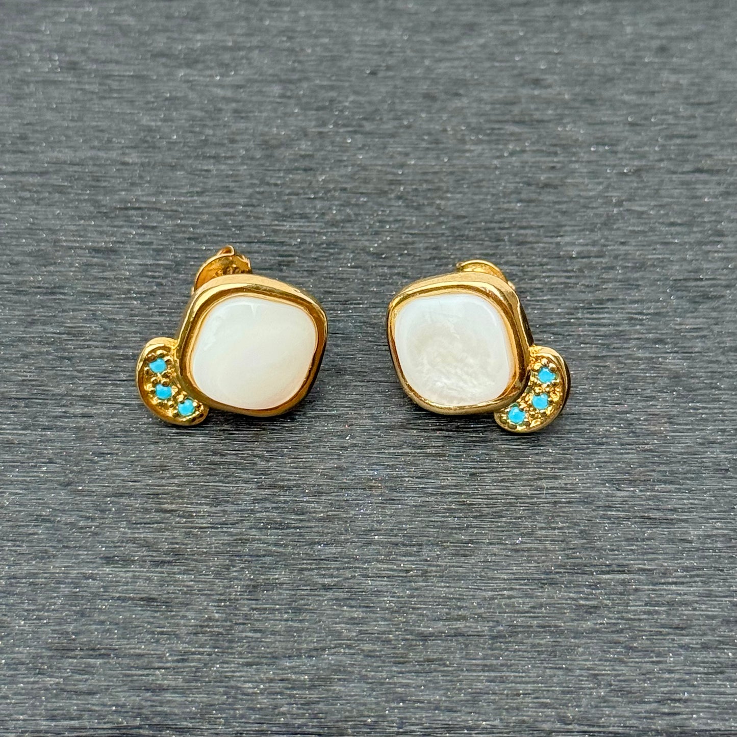18K gold-plated stud earrings with mother-of-pearl stone