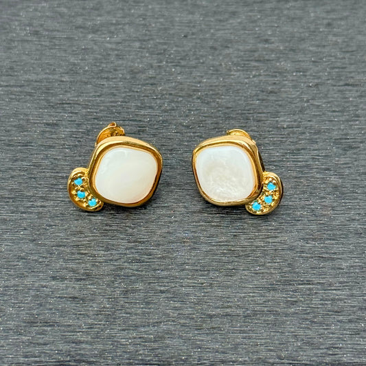 18K gold-plated stud earrings with mother-of-pearl stone