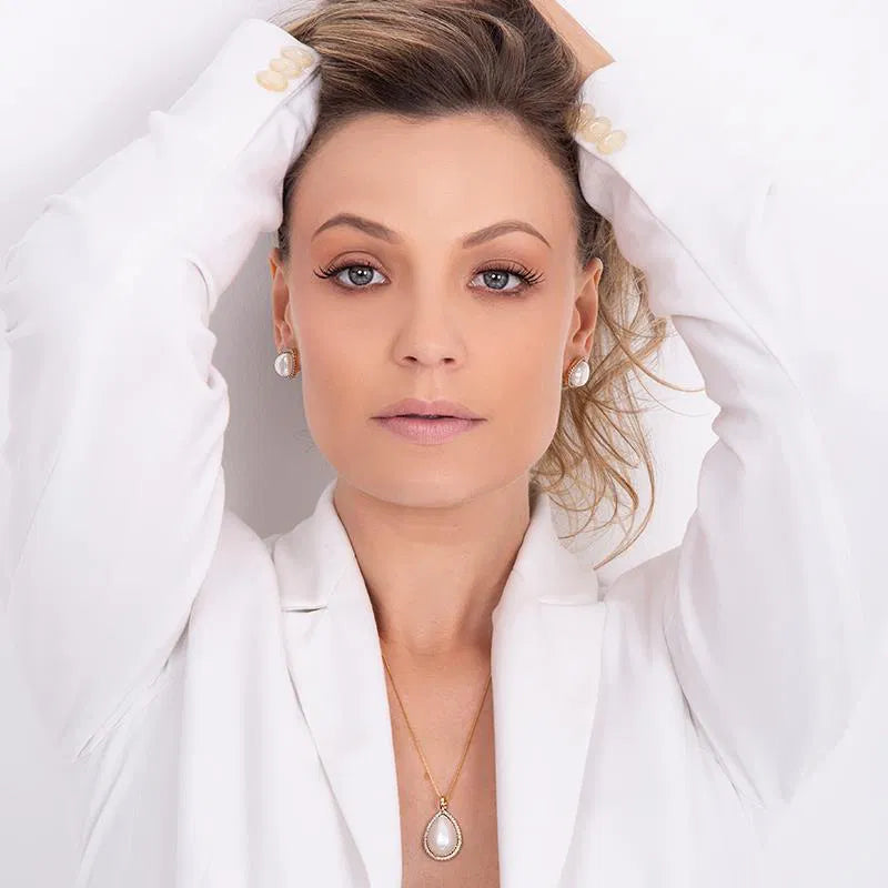 18K gold-plated set of necklace and earrings with natural shell pearls