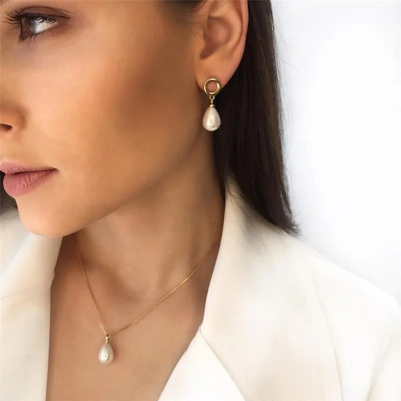 18K gold-plated set of earrings and necklace with  natural shell pearl drops