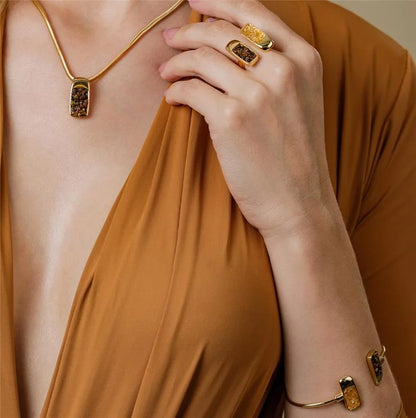 18K gold-plated bracelet with blue kyanite gemstone