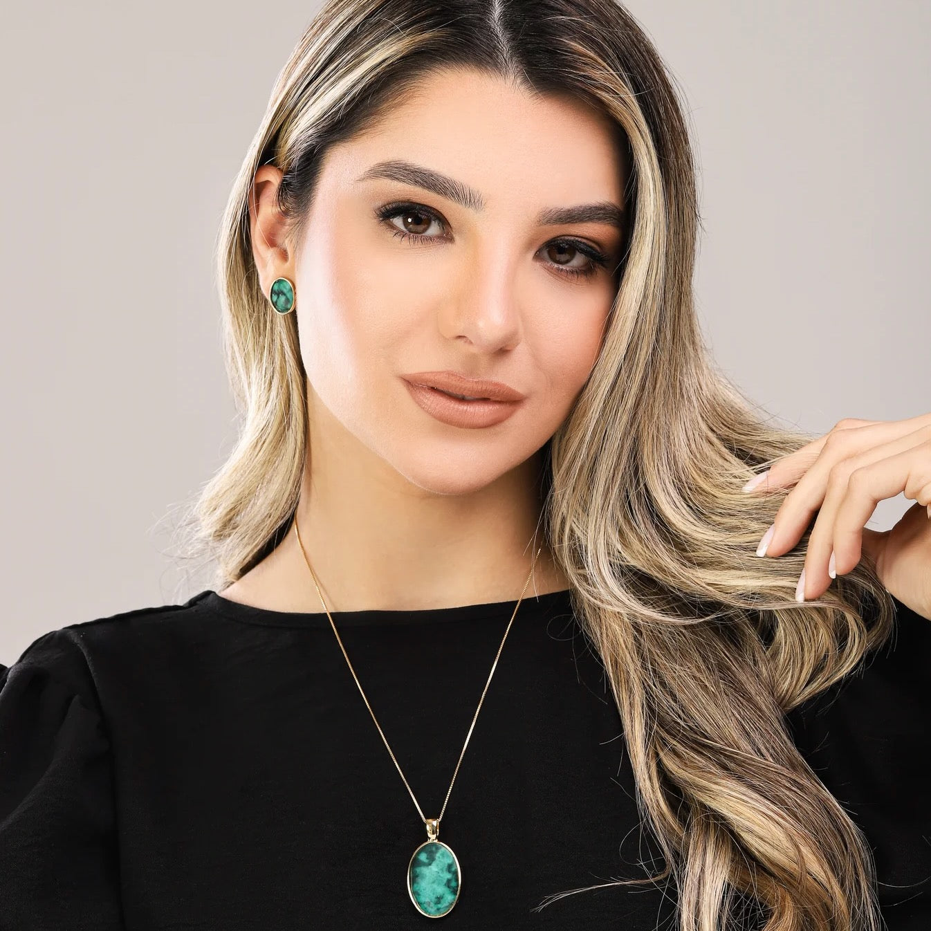 18K gold-plated necklace with oval-shaped emerald gemstone