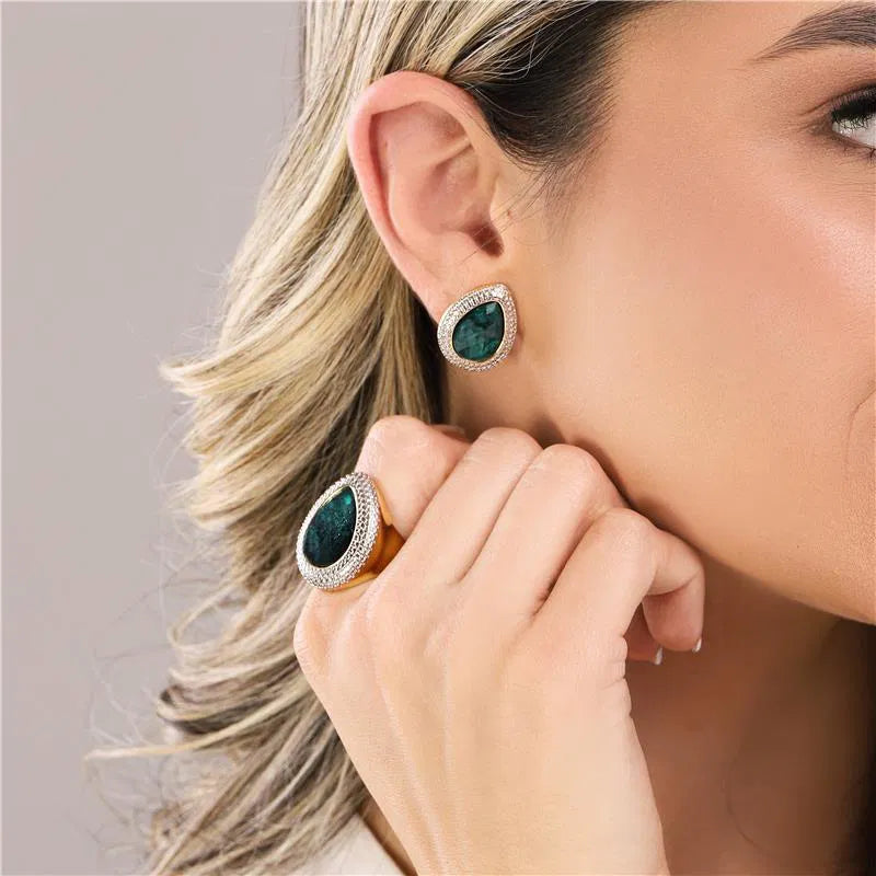 White Rhodium Teardrop ring with Emerald Gemstone – Luxury Sparkle