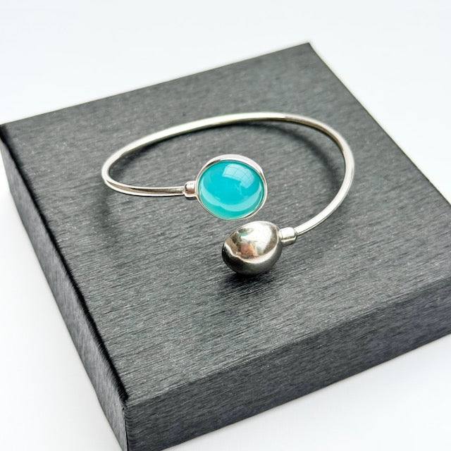 Rhodium-plated bracelet with blue agate stone