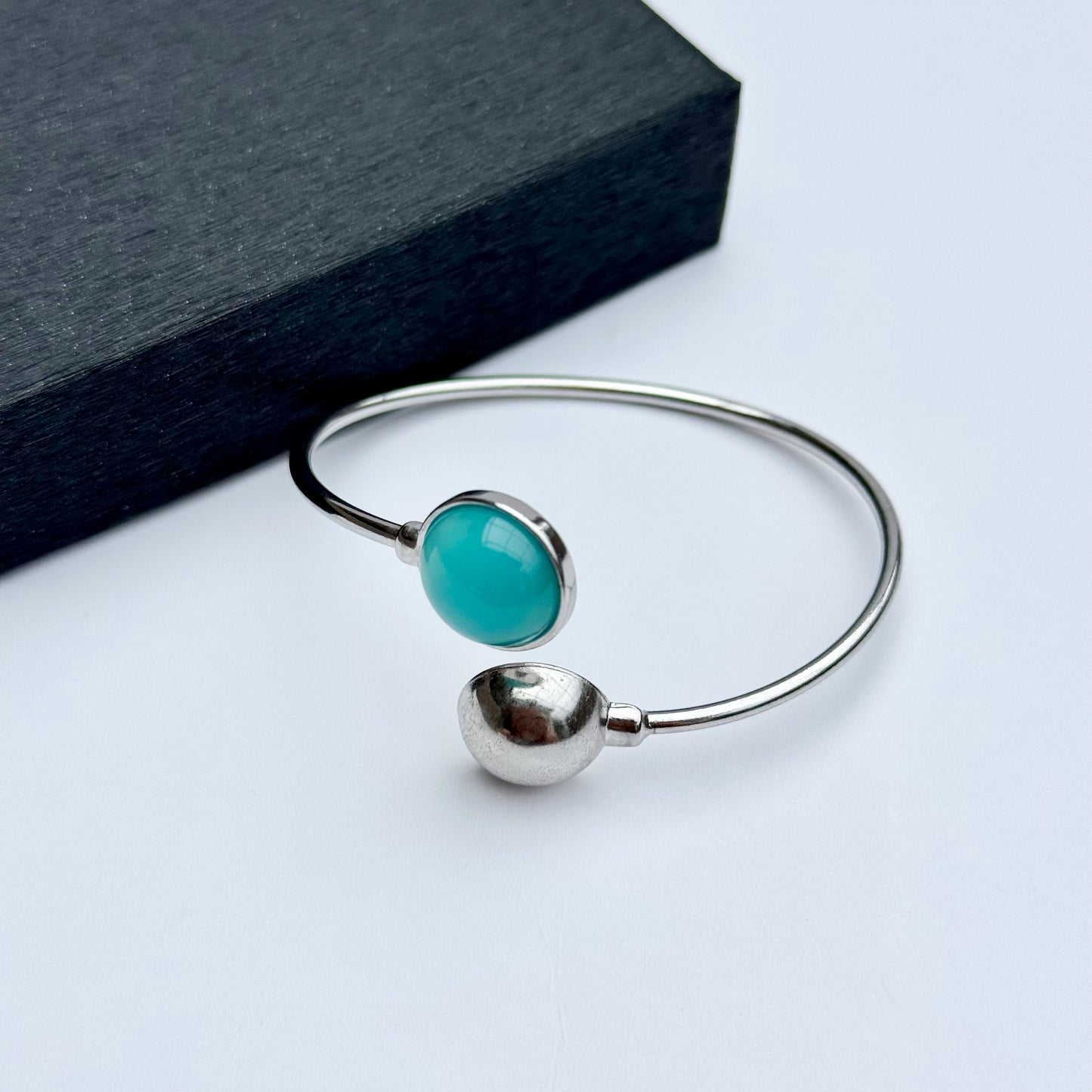 Rhodium-plated bracelet with blue agate stone