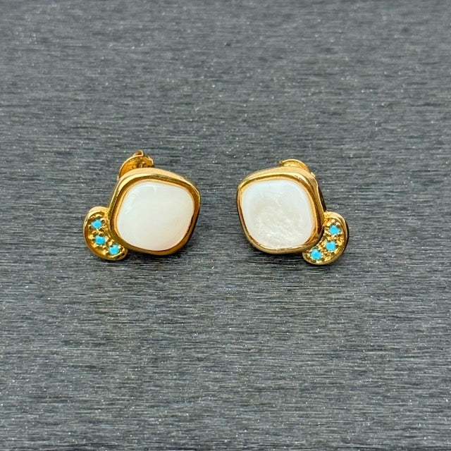 18K gold-plated stud earrings with mother-of-pearl stone