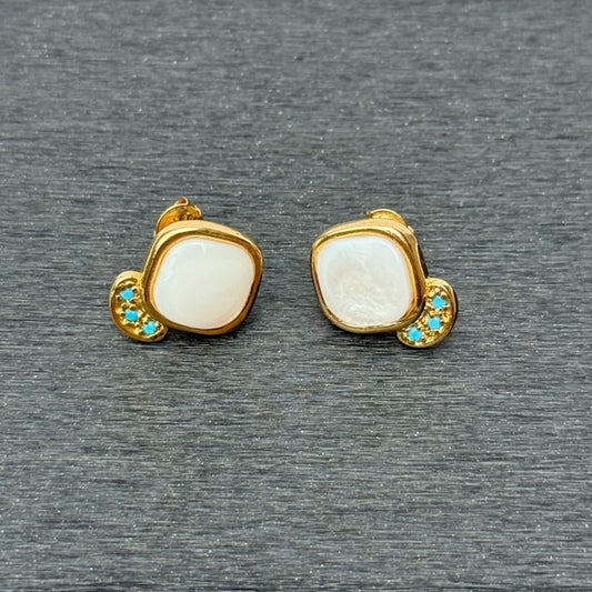 18K gold-plated stud earrings with mother-of-pearl stone